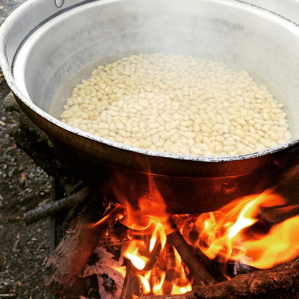 味噌づくり　大豆　豆を煮る　炭火